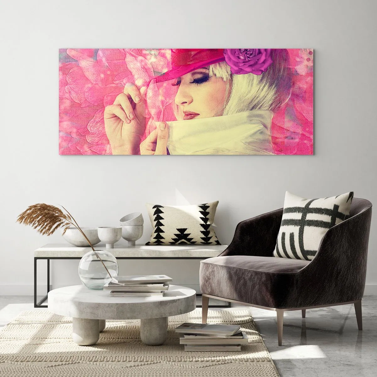 Impression sur verre - Image sur verre - Femme élégante avec un chapeau rose avec une fleur - 120x50cm - Portrait rétro dans une brume rose - Décoration murale moderne pour le salon et la chambre ARTTOR