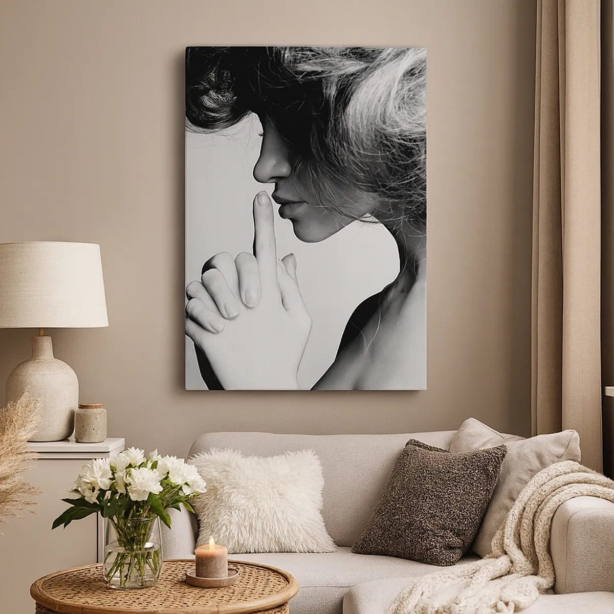 Impression sur toile - Image sur toile - Profil noir et blanc d'une femme faisant un geste de silence - 50x70cm - A l'écoute d'elle-même - Décoration murale moderne pour le salon et la chambre ARTTOR