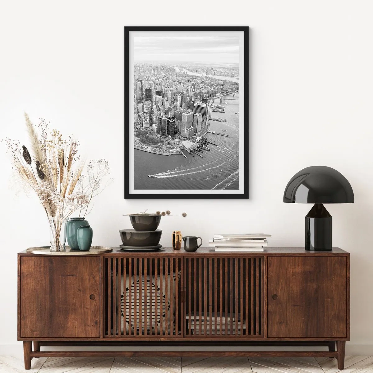 Affiche dans un cadre noir - Poster - Un panorama noir et blanc de la ville avec vue sur l'eau - 50x70cm - Comment ne pas aimer ? - Décoration murale moderne pour le salon et la chambre ARTTOR