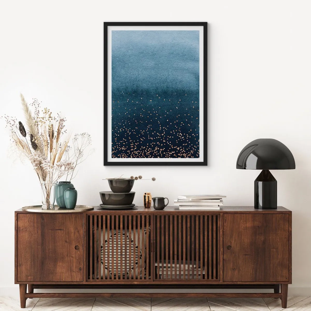 Affiche dans un cadre noir - Poster - Dégradé bleu avec des accents dorés - 50x70cm - Composition - phases bleues - Décoration murale moderne pour le salon et la chambre ARTTOR
