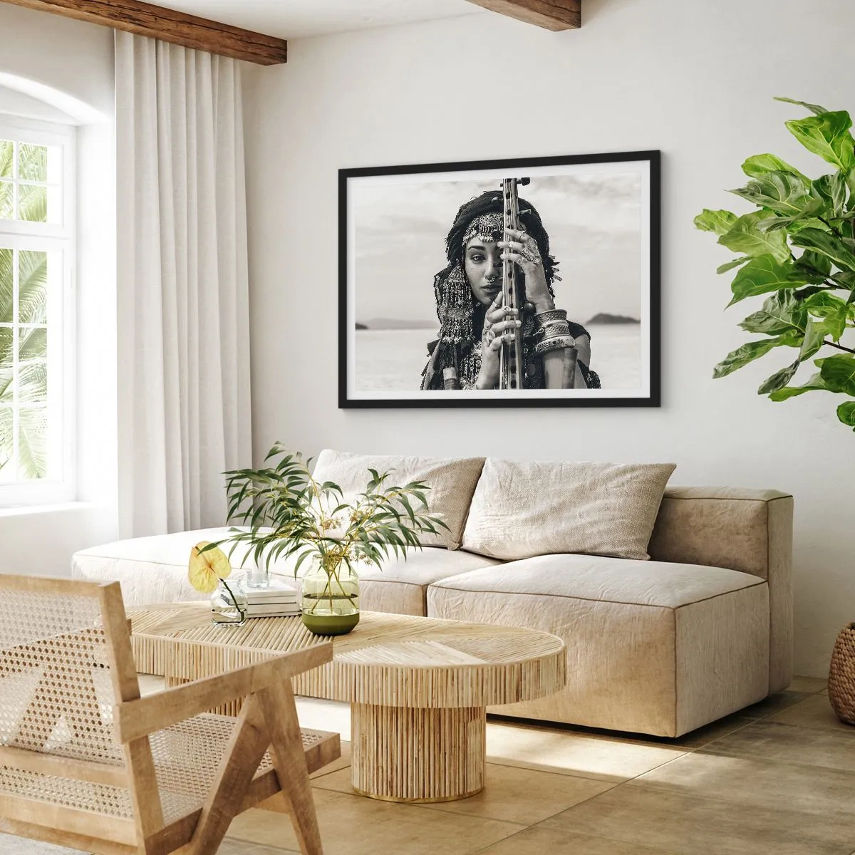 Affiche dans un cadre noir - Poster - Portrait d'une femme en bijoux ethniques tenant un instrument à la main - 100x70cm - Musique de l'Orient elle-même - Décoration murale moderne pour le salon et la chambre ARTTOR