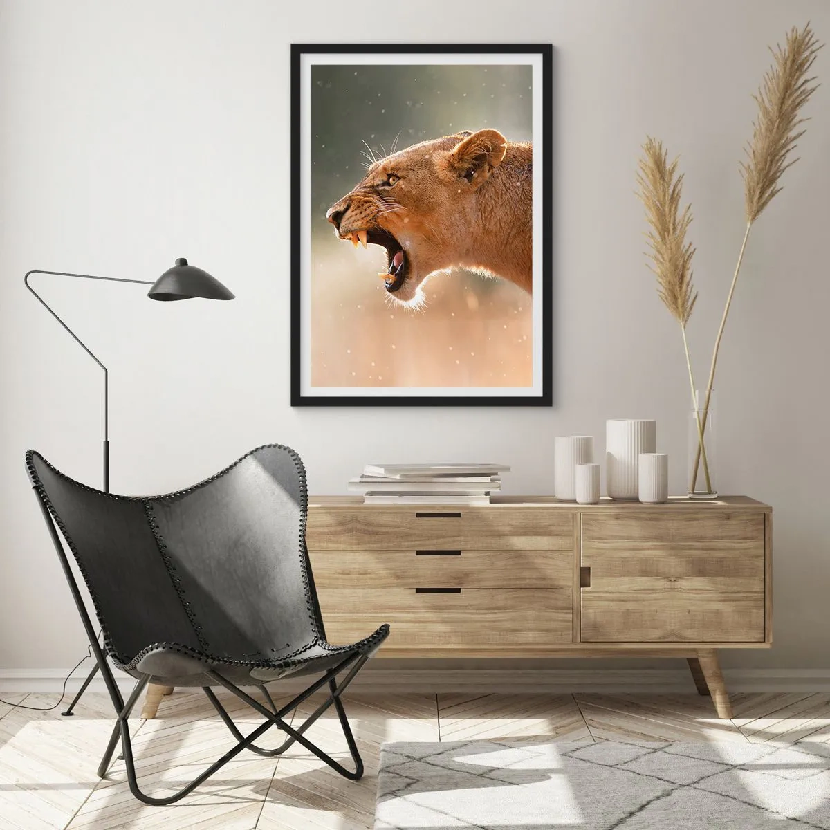 Affiche dans un cadre noir - Poster - Gros plan d'une lionne furieuse en plein mouvement - 50x70cm - Essayez de ne pas écouter - Décoration murale moderne pour le salon et la chambre ARTTOR