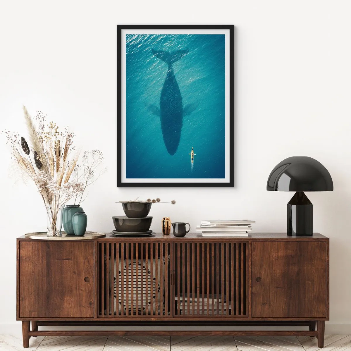 Affiche dans un cadre noir - Poster - Kayak sur l'eau au-dessus de l'ombre d'une énorme baleine - 50x70cm - Rencontre sur l'océan - Décoration murale moderne pour le salon et la chambre ARTTOR