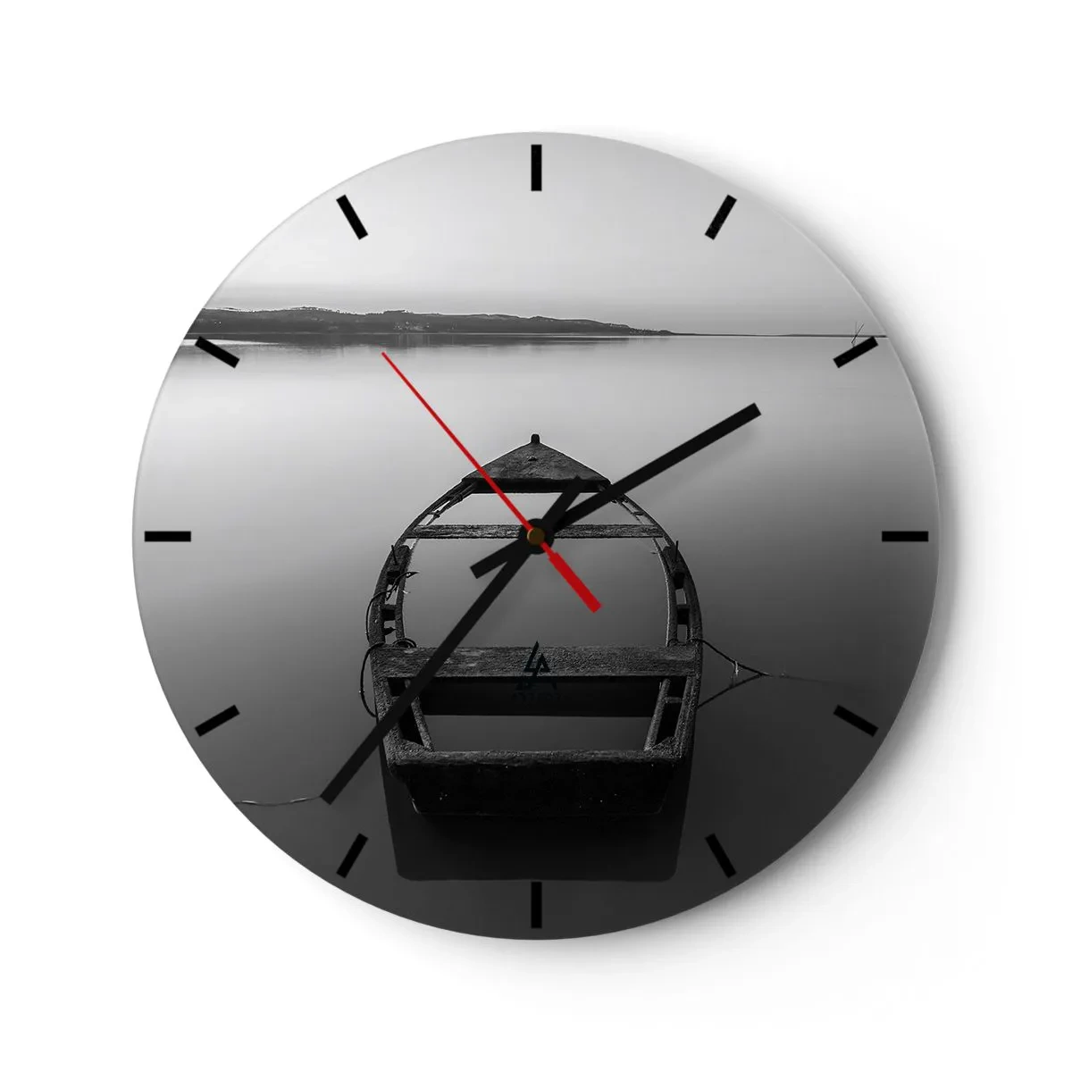 Horloge murale - Pendule murale - Un bateau solitaire sur un lac calme en noir et blanc. - 30x30cm - Nostalgie et mélancolie - Décoration murale moderne pour le salon, la cuisine et la chambre ARTTOR