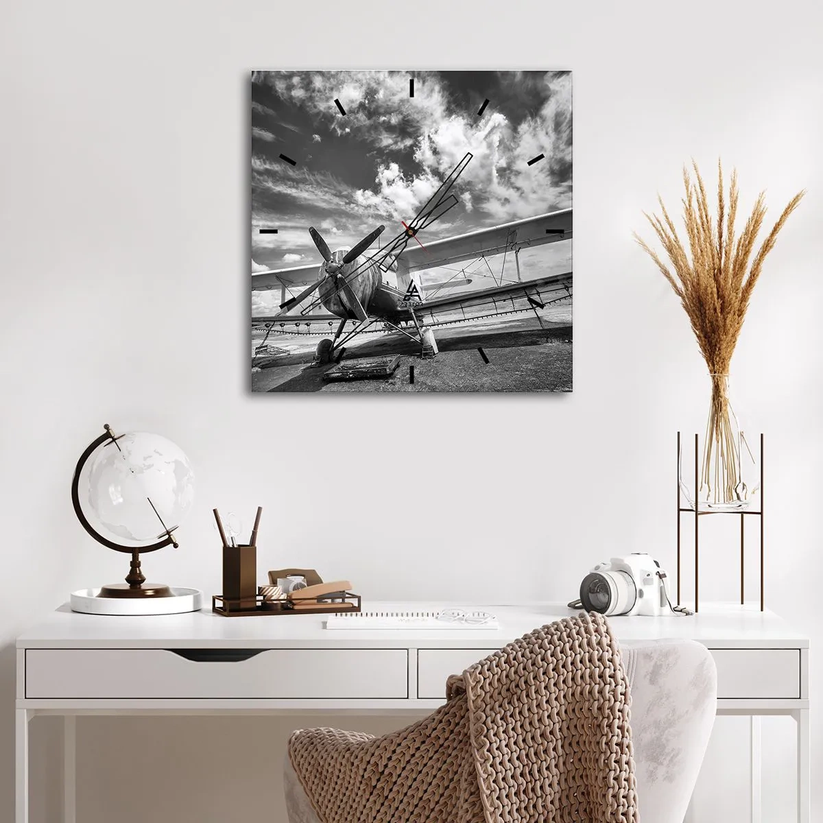 Horloge murale - Pendule murale - Un vieil avion à l'aéroport en noir et blanc - 30x30cm - Je suis impatient! - Décoration murale moderne pour le salon et la chambre ARTTOR