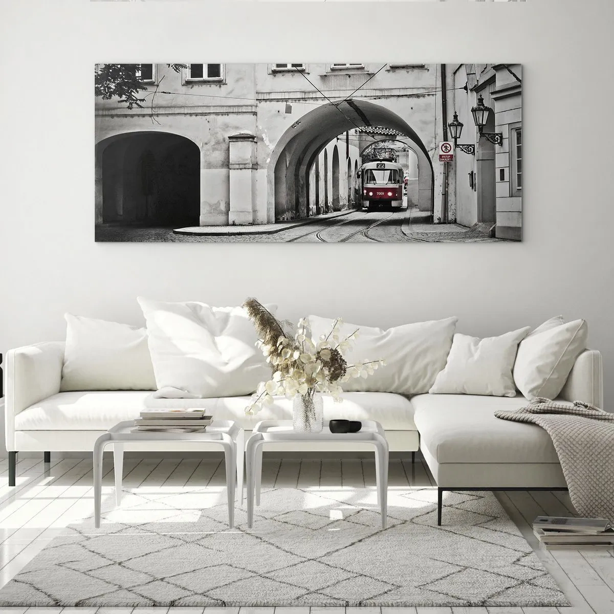 Impression sur verre - Image sur verre - Un tramway noir et blanc dans une rue historique de la ville - 160x50cm - Dans le labyrinthe de la ville - Décoration murale moderne pour le salon et la chambre ARTTOR