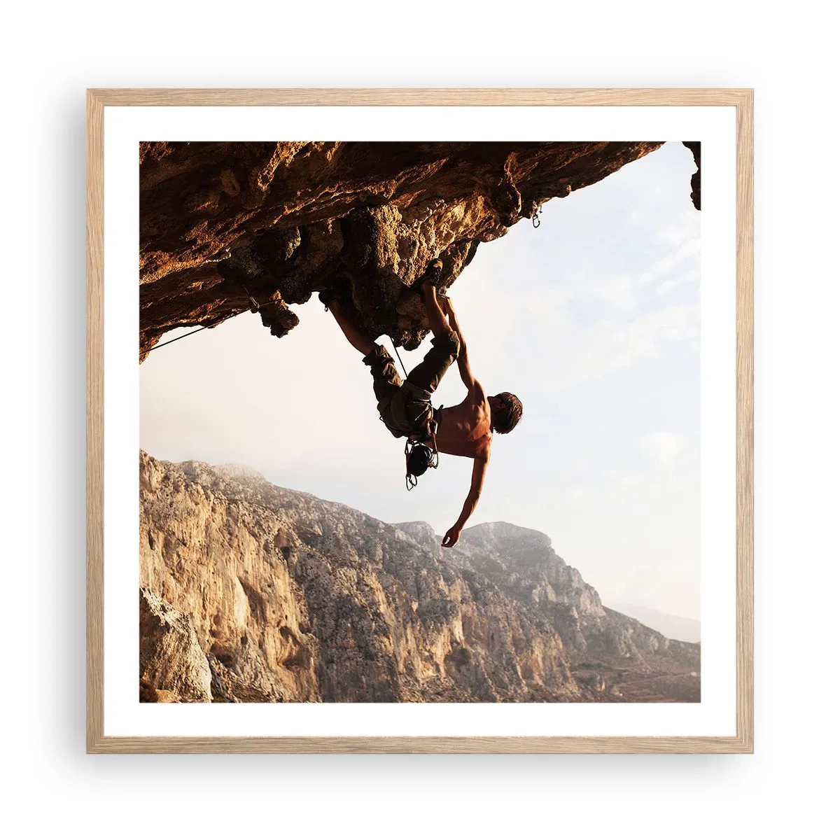 Affiche dans un chêne clair - Poster - Le monde rétréci dans une main sur une coupe de rocher - 60x60 cm