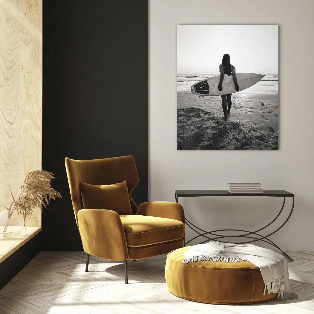 Impression sur verre - Image sur verre - Femme avec planche de surf sur la plage en noir et blanc - 80x120cm - Fille des vagues de la mer - Décoration murale moderne pour le salon et la chambre ARTTOR