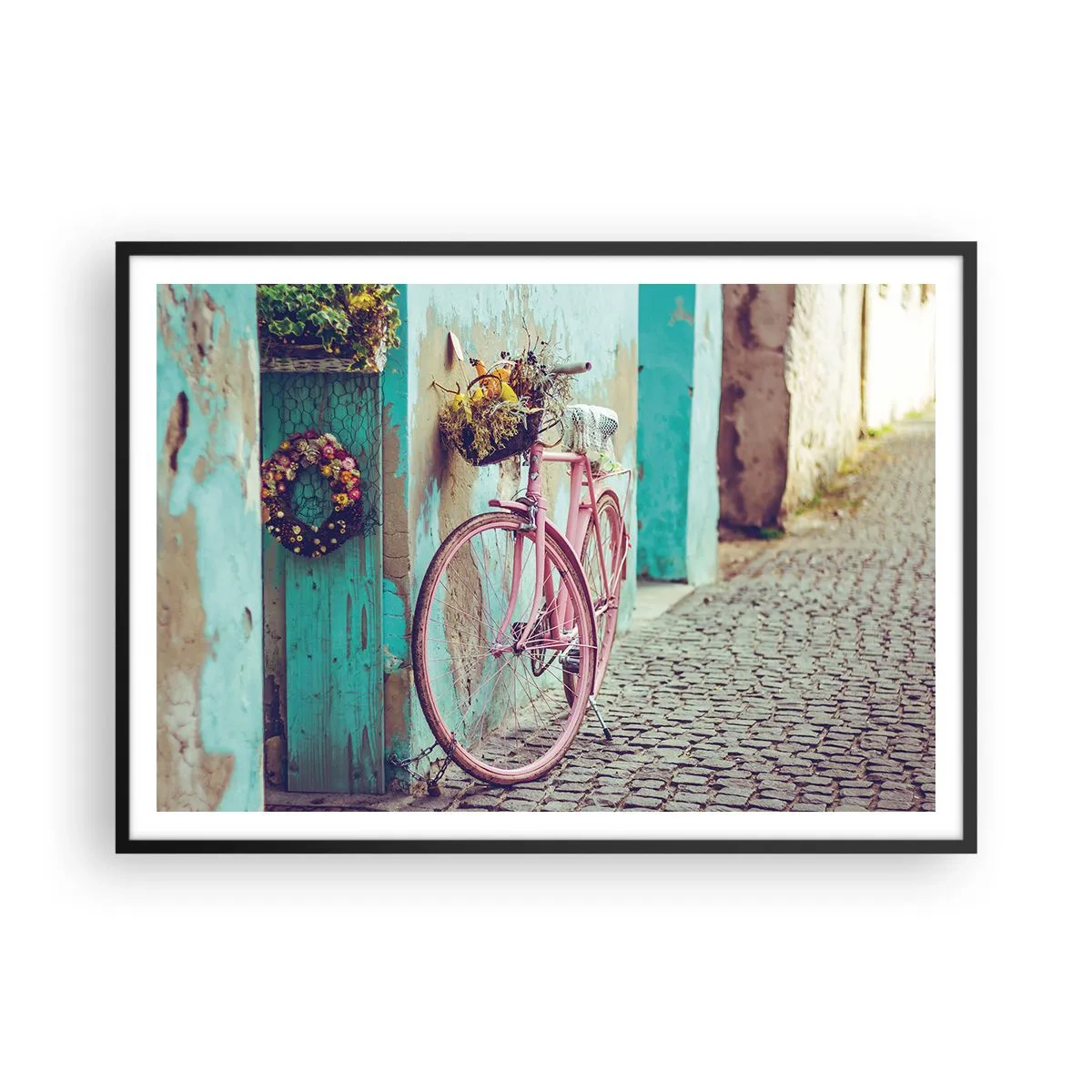 Affiche dans un cadre noir - Poster - Un vélo rose près d'une porte turquoise - 100x70cm - Je reviens tout de suite - Décoration murale moderne pour le salon et la chambre ARTTOR