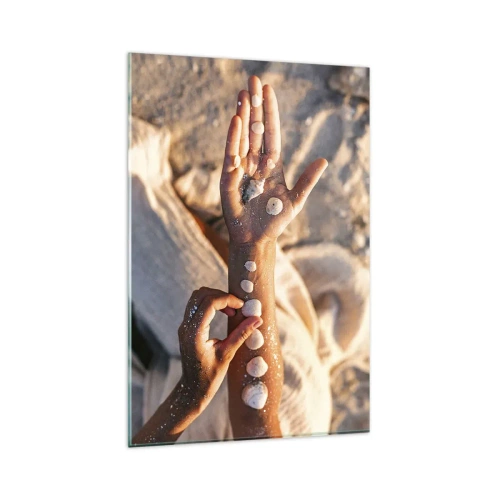 Impression sur verre - Image sur verre - Mains avec des coquillages disposés sur le fond de sable - 80x120cm - La beauté à portée de main - Décoration murale moderne pour le salon et la chambre ARTTOR