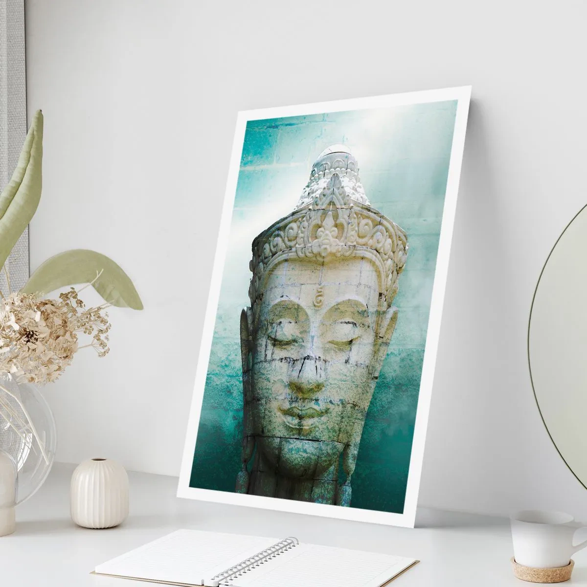 Affiche - Poster - Une statue de Bouddha sur un fond de subtiles nuances de vert - 50x70cm - A la recherche de la lumière - Décoration murale moderne pour le salon et la chambre ARTTOR
