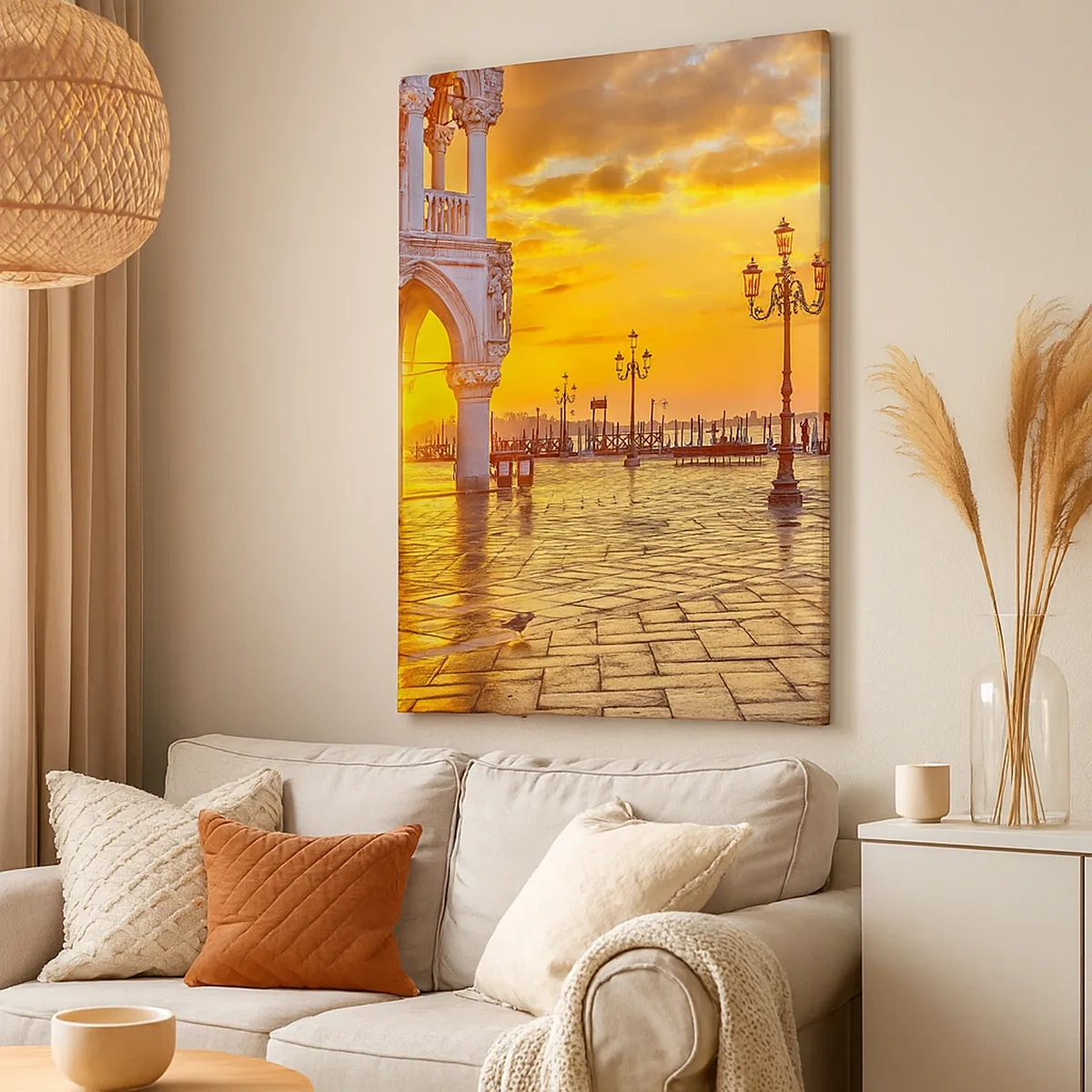 Impression sur toile - Image sur toile - Coucher de soleil doré sur la place de la ville avec des arcades et des lampes - 50x70cm - Où est tout le monde? - Décoration murale moderne pour le salon et la chambre ARTTOR