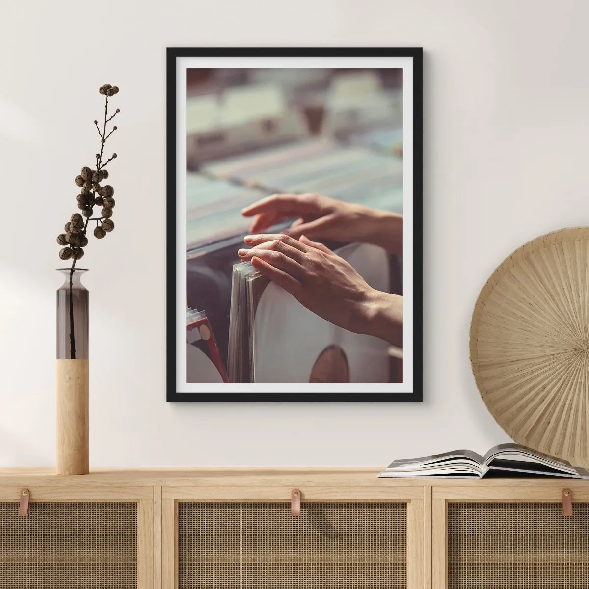 Affiche dans un cadre noir - Poster - Mains parcourant des disques vinyles dans un magasin de musique - 50x70cm - A la recherche d'émotions - Décoration murale moderne pour le salon et la chambre ARTTOR