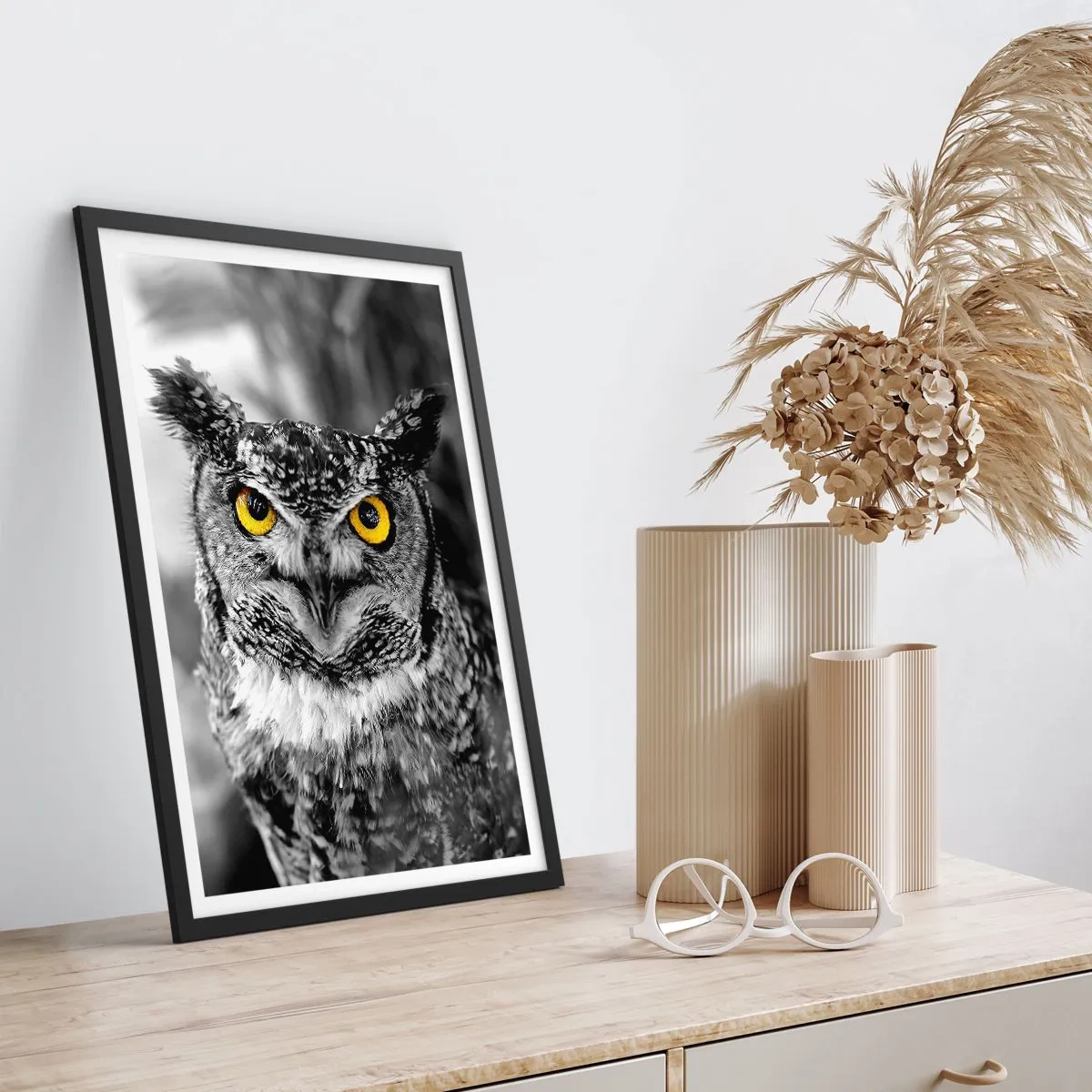 Affiche dans un cadre noir - Poster - Un hibou aux yeux jaunes sur fond noir et blanc - 50x70cm - Rien ne se cachera - Décoration murale moderne pour le salon et la chambre ARTTOR