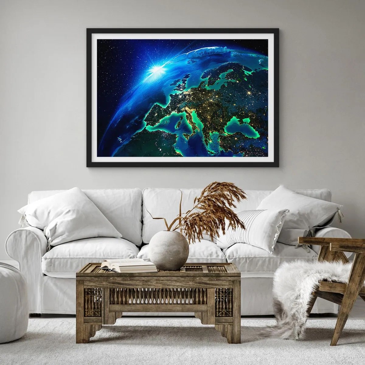 Affiche dans un cadre noir - Poster - Une vue d'Europe depuis l'espace à la lueur du soleil levant. - 70x50cm - Europe pétillante - Décoration murale moderne pour le salon et la chambre ARTTOR