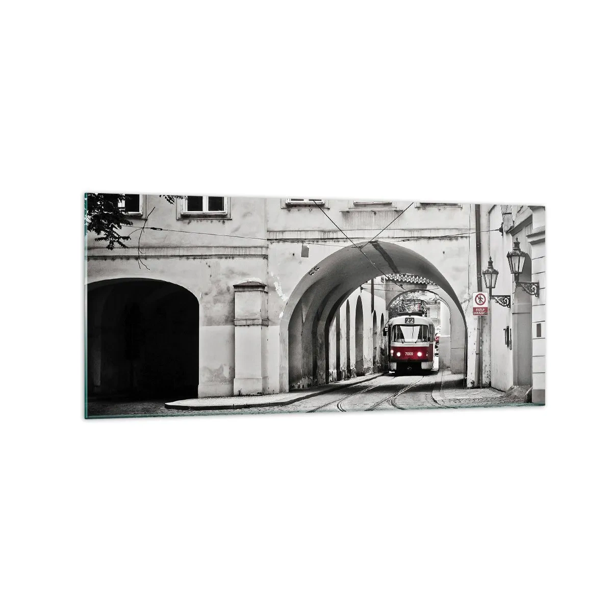 Impression sur verre - Image sur verre - Un tramway noir et blanc dans une rue historique de la ville - 120x50cm - Dans le labyrinthe de la ville - Décoration murale moderne pour le salon et la chambre ARTTOR