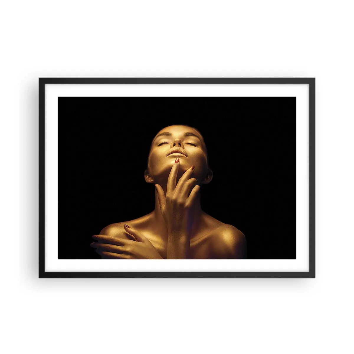 Affiche dans un cadre noir - Poster - Portrait d'une femme dans une lueur dorée sur fond noir - 70x50cm - Comme de la soie dorée - Décoration murale moderne pour le salon et la chambre ARTTOR
