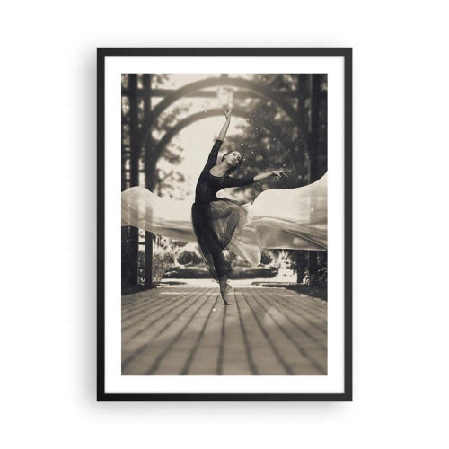 Affiche dans un cadre noir - Poster - Une danseuse en mouvement éthéré dans un décor de jardin - 50x70cm - La danse de l'esprit jardin - Décoration murale moderne pour le salon et la chambre ARTTOR