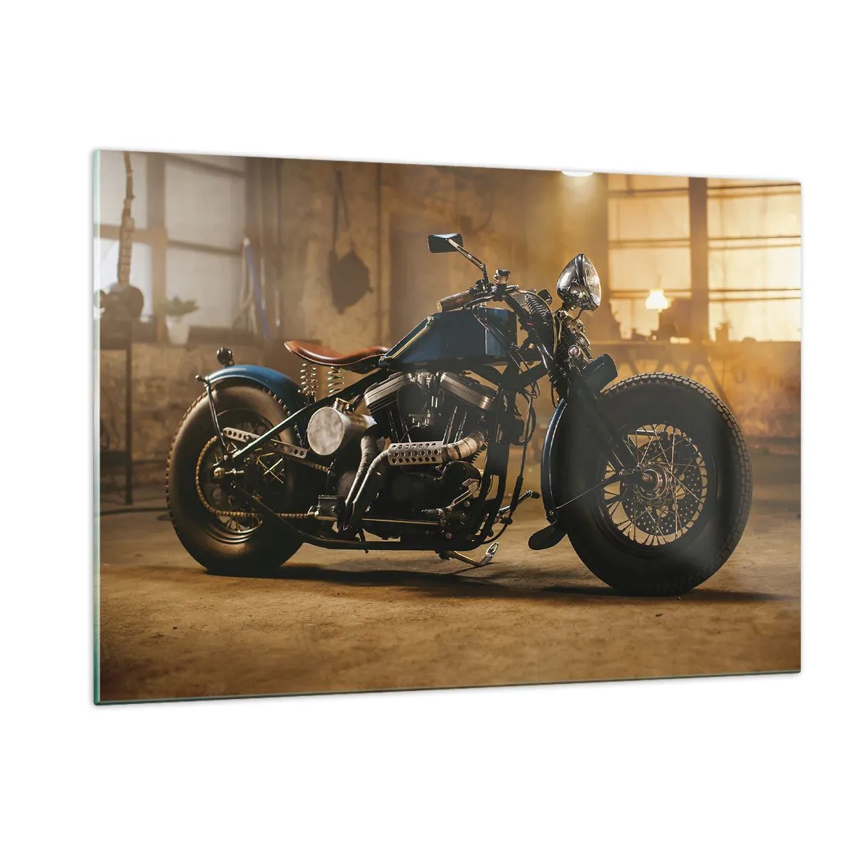 Impression sur verre - Image sur verre - Prise de vue atmosphérique d'une moto classique dans un garage - 120x80cm - Je peux tout - Décoration murale moderne pour le salon et la chambre ARTTOR