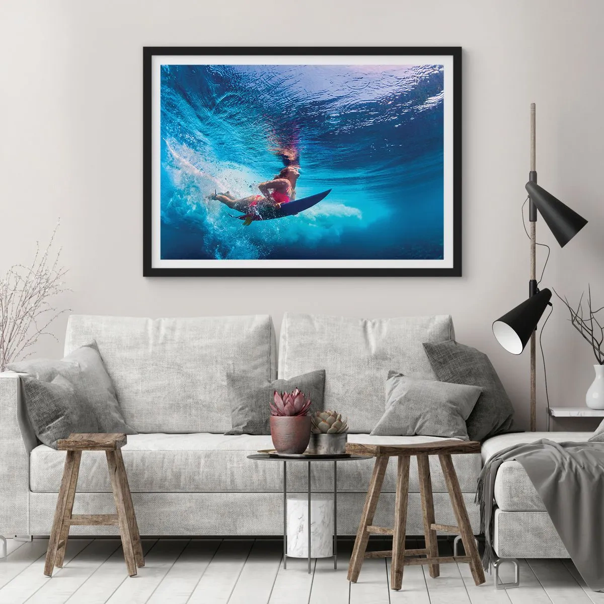 Affiche dans un cadre noir - Poster - Un surfeur sous l'eau dans une composition dynamique aux tons bleus. - 100x70cm - Joie profonde - Décoration murale moderne pour le salon et la chambre ARTTOR