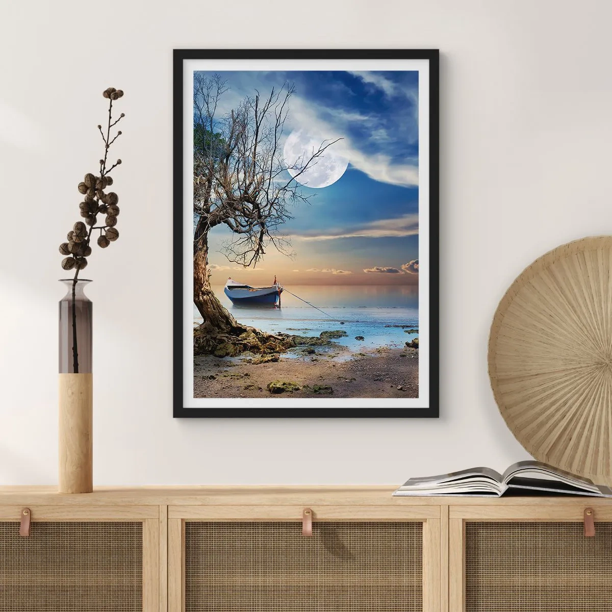 Affiche dans un cadre noir - Poster - Paysage avec un bateau, un arbre et la lune sur fond d'eau calme - 50x70cm - Est-ce la fin ou le début ? - Décoration murale moderne pour le salon et la chambre ARTTOR