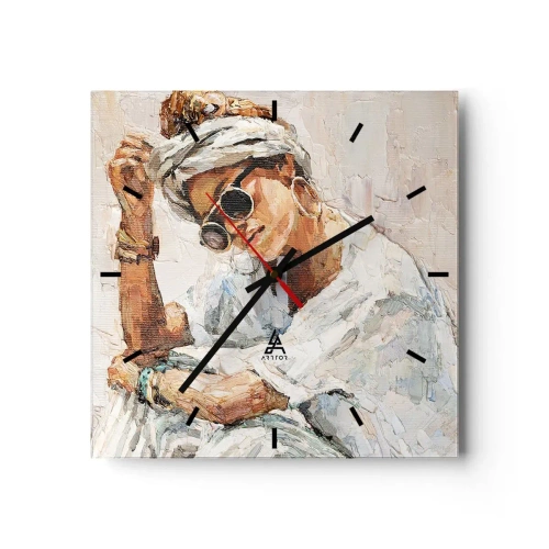 Horloge murale - Pendule murale - Portrait d'une femme portant des lunettes de soleil contre un mur clair - 30x30cm - Portrait en plein soleil - Décoration murale moderne pour le salon et la chambre ARTTOR