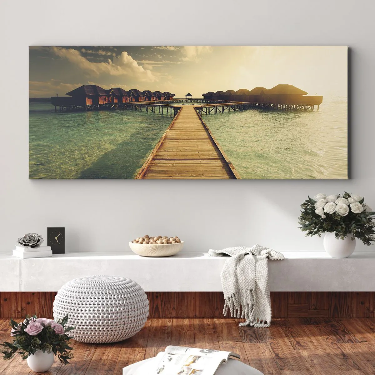 Impression sur toile - Image sur toile - Une jetée en bois menant aux maisons sur l'eau, illuminée par les rayons du soleil. - 140x50cm - Invitation chaleureuse - Décoration murale moderne pour le salon et la chambre ARTTOR