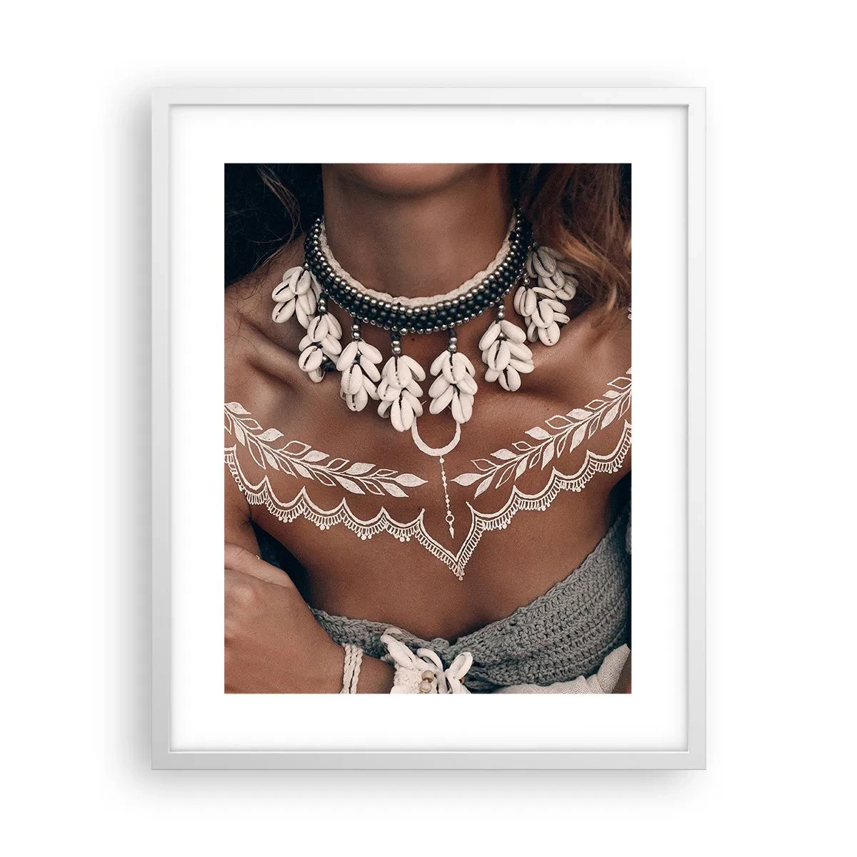 Affiche dans un cadre blanc - Poster - Talismans, rituels de la féminité - 40x50 cm