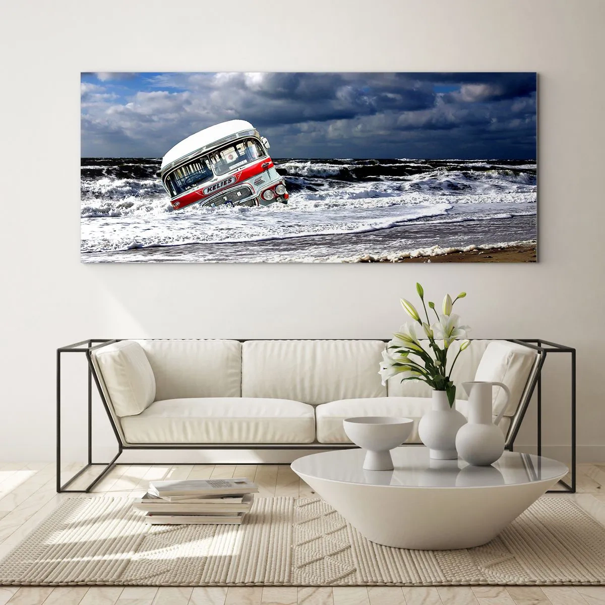 Impression sur verre - Image sur verre - Un bus coulé sur la plage au milieu des vagues et d'une mer agitée - 140x50cm - Et qu'est-ce qui vous étonne ? - Décoration murale moderne pour le salon et la chambre ARTTOR