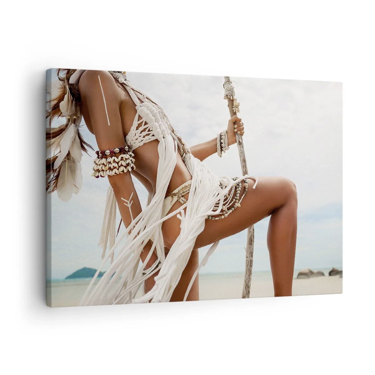 Impression sur toile - Image sur toile - Figure d'une femme portant des ornements et des vêtements ethniques sur fond de paysage tropical. - 70x50cm - Prêtresse du soleil - Décoration murale moderne pour le salon et la chambre ARTTOR