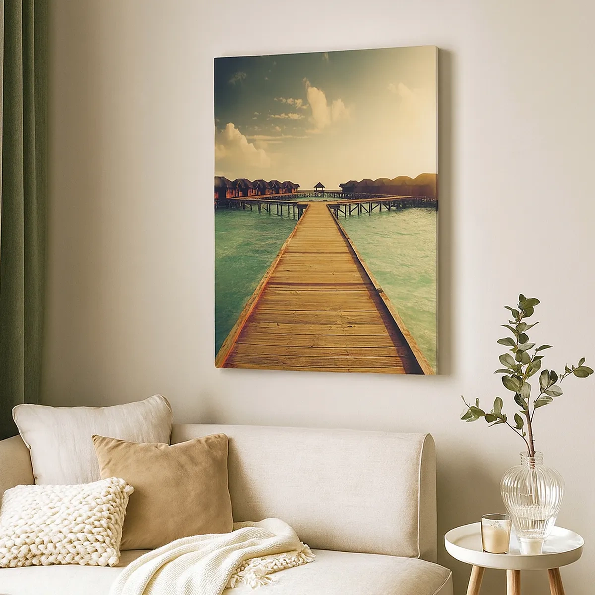 Impression sur toile - Image sur toile - Une jetée en bois menant aux maisons sur l'eau, illuminée par les rayons du soleil. - 50x70cm - Invitation chaleureuse - Décoration murale moderne pour le salon et la chambre ARTTOR