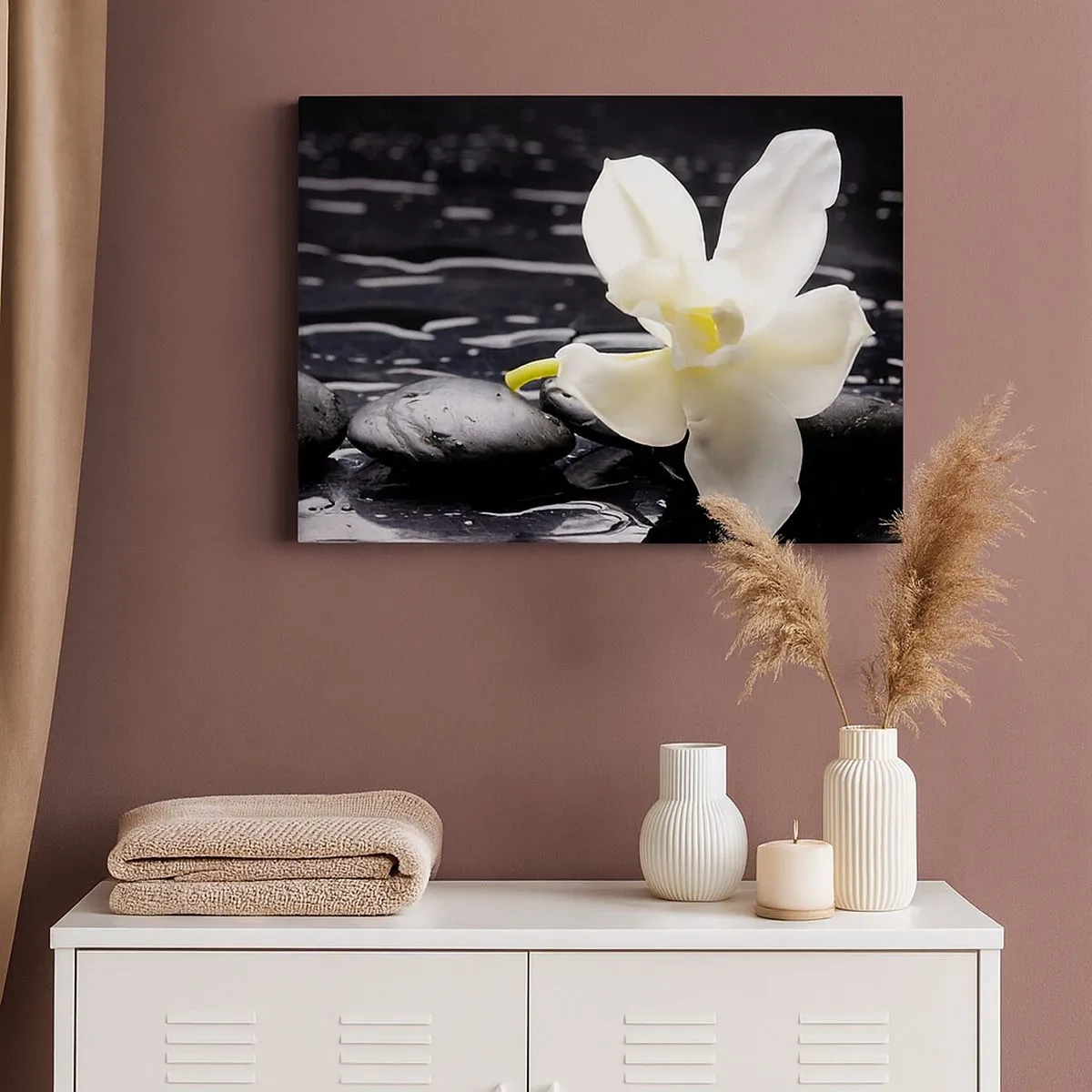 Impression sur toile - Image sur toile - Une orchidée blanche sur un fond de pierres noires et d'eau. - 70x50cm - Étude en noir et blanc - Décoration murale moderne pour le salon et la chambre ARTTOR