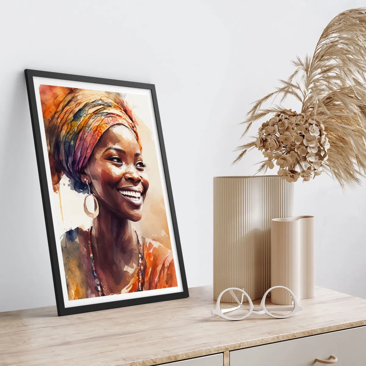 Affiche dans un cadre noir - Poster - Portrait d'une femme souriante portant un turban coloré - 50x70cm - reine africaine - Décoration murale moderne pour le salon et la chambre ARTTOR
