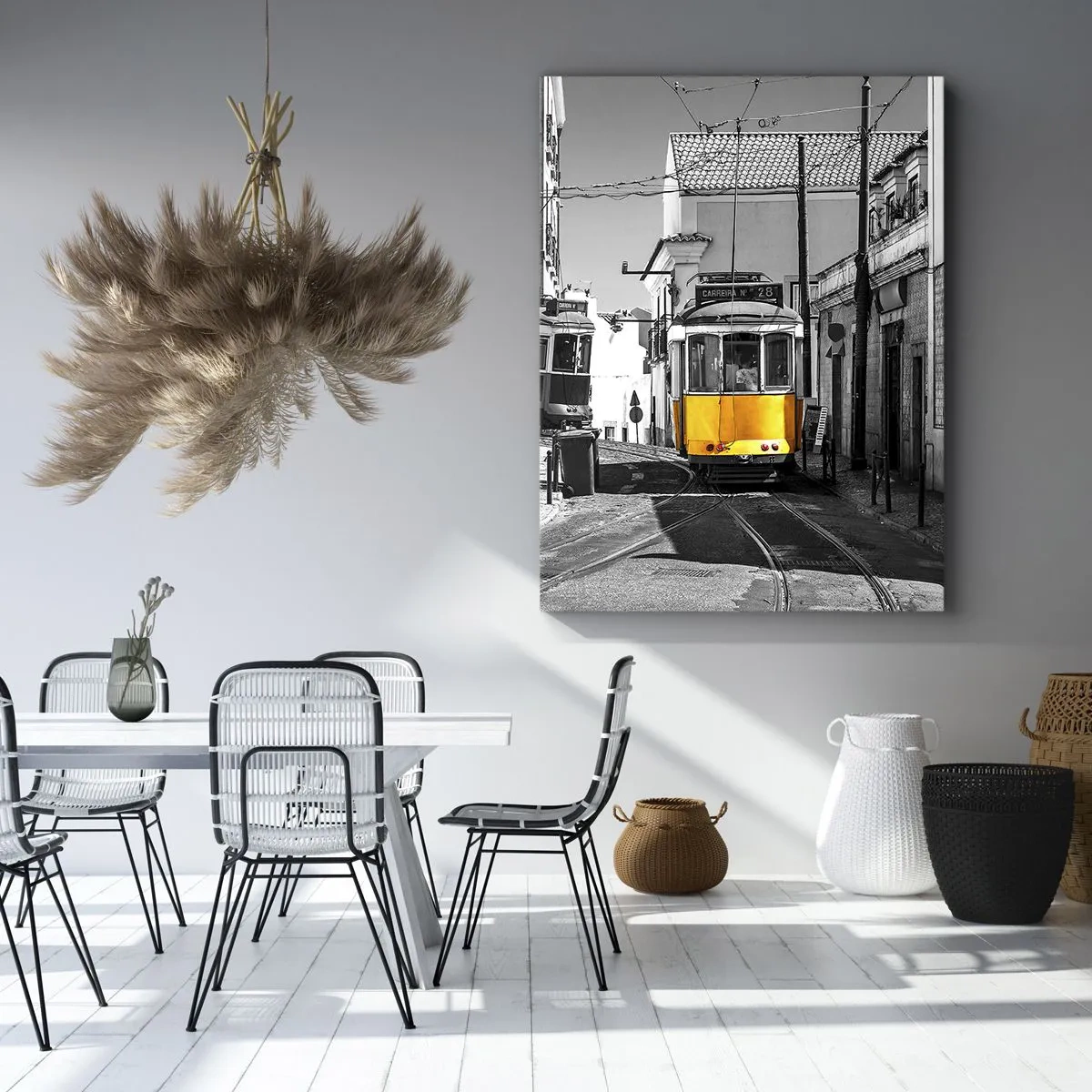 Impression sur toile - Image sur toile - Un tramway jaune dans les rues de Lisbonne dans un décor monochrome - 80x120cm - L'âme de Lisbonne - Décoration murale moderne pour le salon et la chambre ARTTOR