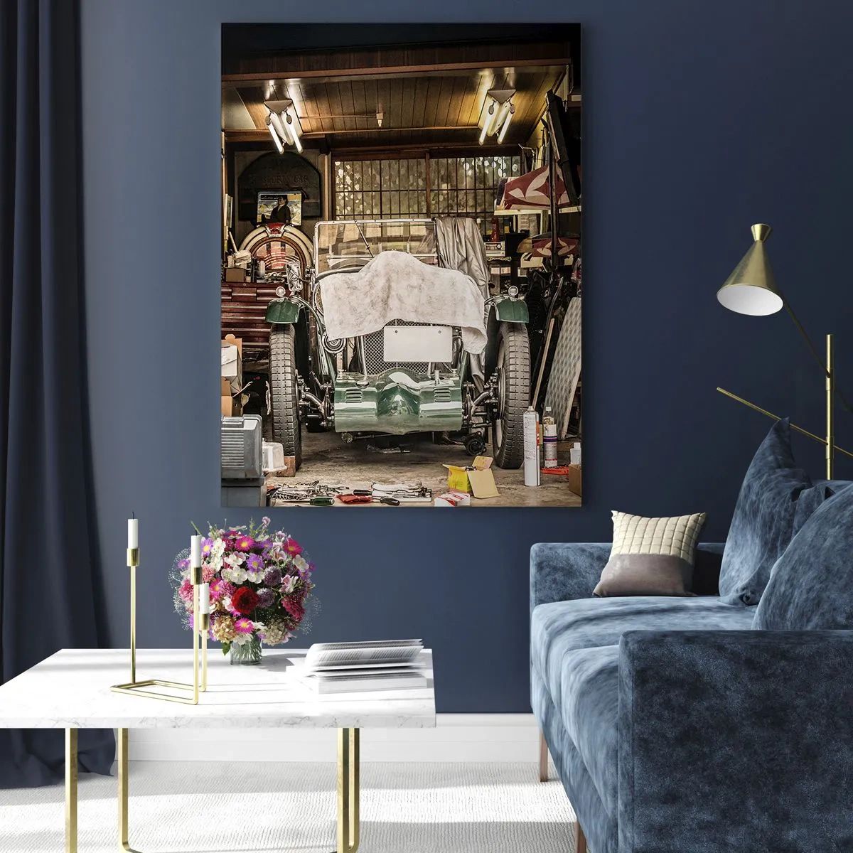 Impression sur verre - Image sur verre - Une vieille voiture dans un garage entourée d'outils et d'équipements - 80x120cm - Retour vers le passé - Décoration murale moderne pour le salon et la chambre ARTTOR