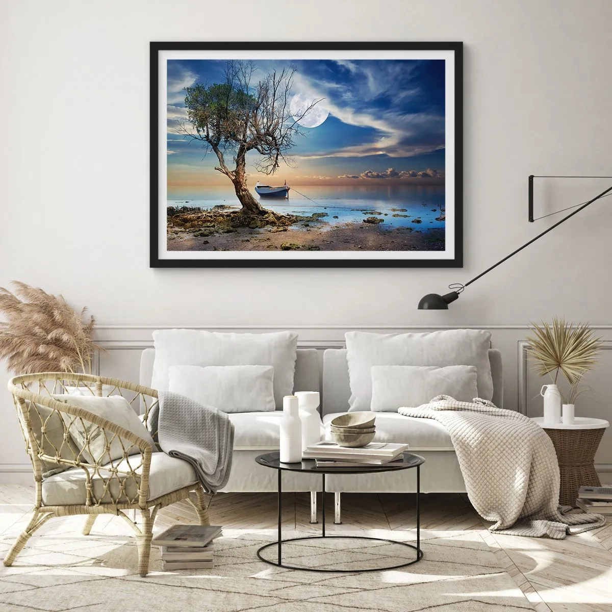 Affiche dans un cadre noir - Poster - Un arbre solitaire et un bateau sur une eau calme sous la pleine lune. - 100x70cm - Est-ce la fin ou le début ? - Décoration murale moderne pour le salon et la chambre ARTTOR