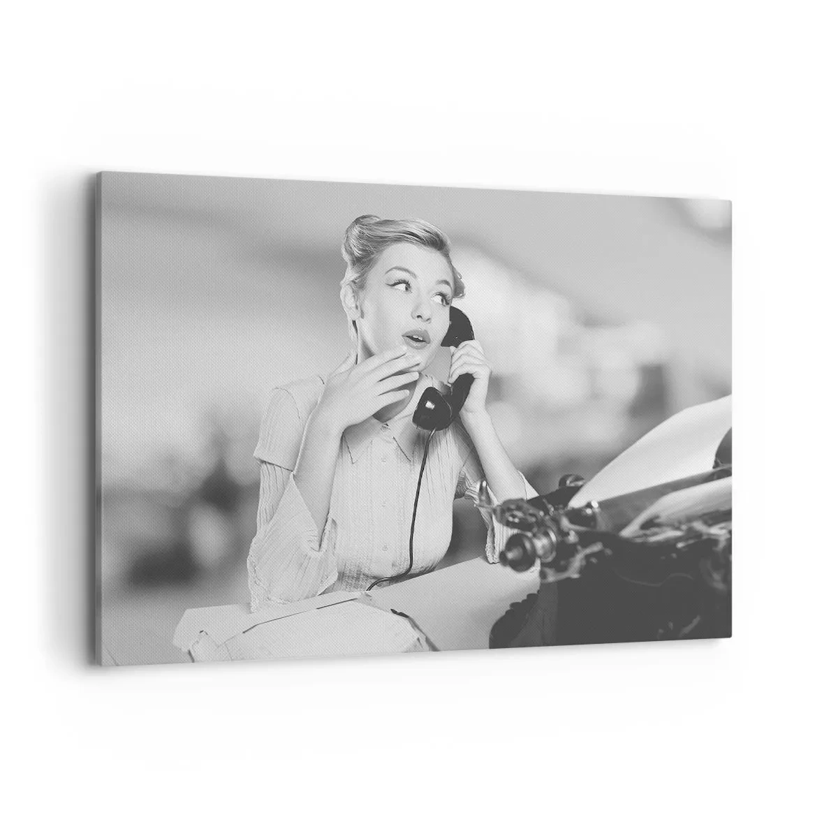 Impression sur toile - Image sur toile - Une femme parlant au téléphone devant une machine à écrire - 100x70cm - Hello! Ici les années 50 - Décoration murale moderne pour le salon et la chambre ARTTOR