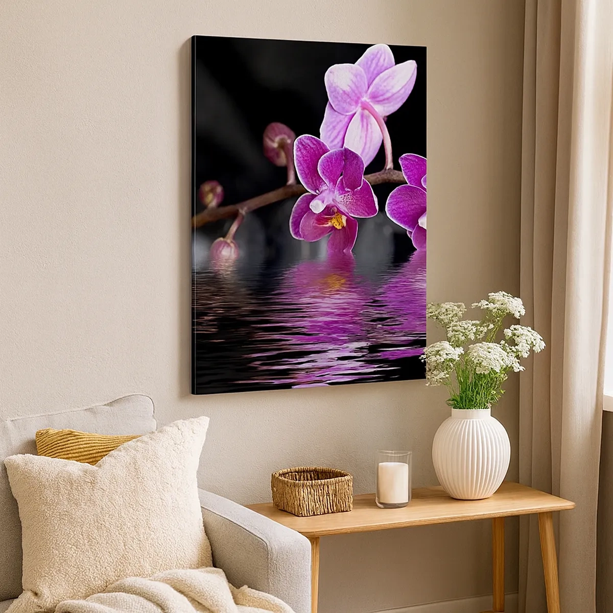 Impression sur toile - Image sur toile - Orchidées violettes sur une eau calme sur fond noir - 50x70cm - Reflet lilas de la beauté - Décoration murale moderne pour le salon et la chambre ARTTOR