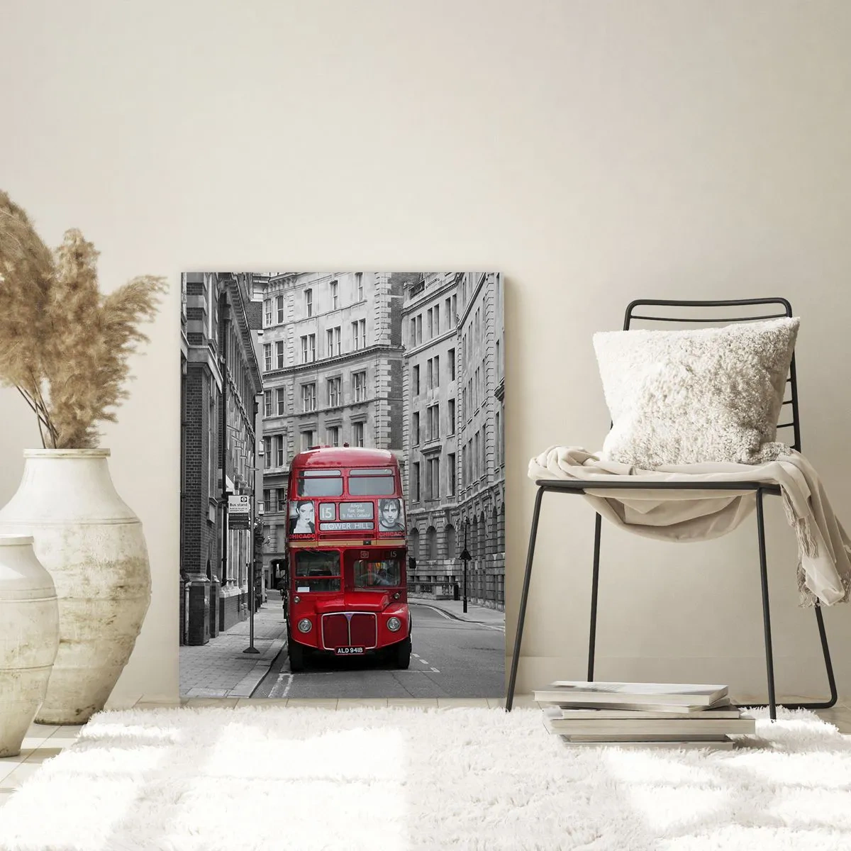 Impression sur verre - Image sur verre - Un bus rouge sur fond de bâtiments urbains noirs et blancs. - 70x100cm - La vie de tous les jours ne doit pas être grise - Décoration murale moderne pour le salon et la chambre ARTTOR