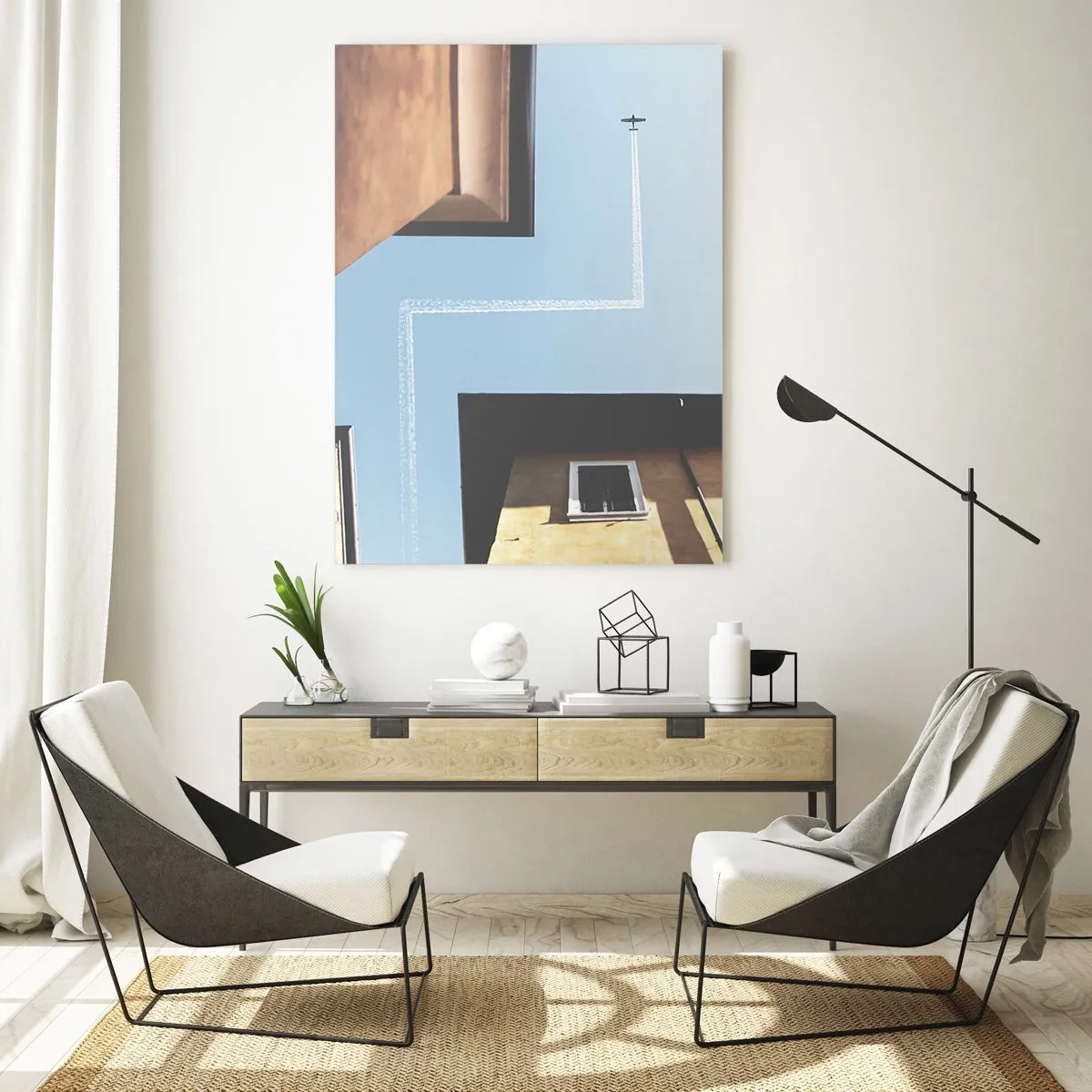 Impression sur verre - Image sur verre - Vue de l'avion et de sa traînée dans le ciel depuis une perspective de rue - 80x120cm - Au-dessus du labyrinthe de la ville - Décoration murale moderne pour le salon et la chambre ARTTOR