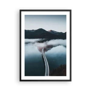 Affiche dans un cadre noir - Poster - Un pont sur un lac tranquille, reflétant les montagnes en arrière-plan. - 50x70cm - Sur une eau aussi lisse qu'un miroir - Décoration murale moderne pour le salon et la chambre ARTTOR