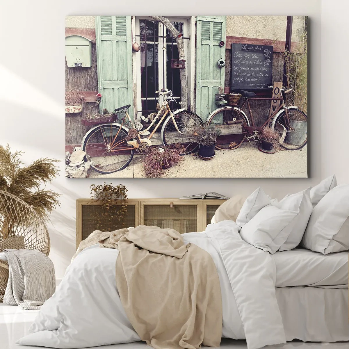 Impression sur toile - Image sur toile - Vélos vintage devant une porte en bois aux volets pastel - 70x50cm - Que la province vive - Décoration murale moderne pour le salon et la chambre ARTTOR