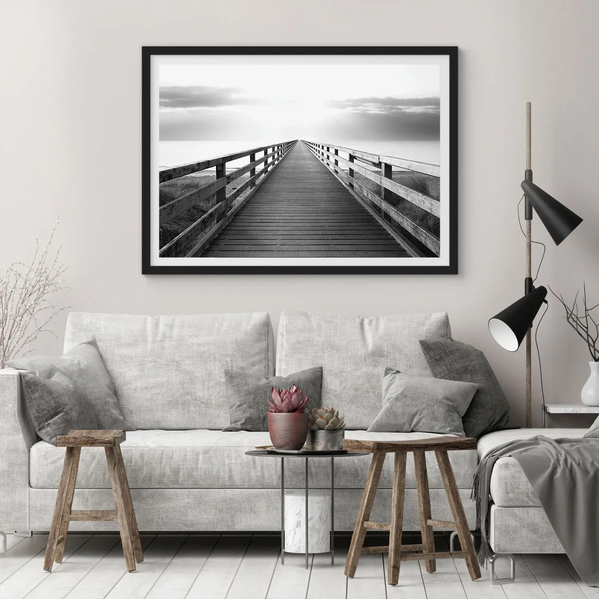 Affiche dans un cadre noir - Poster - Une image en noir et blanc d'une jetée en bois menant vers l'horizon. - 100x70cm - A perte de vue... - Décoration murale moderne pour le salon et la chambre ARTTOR