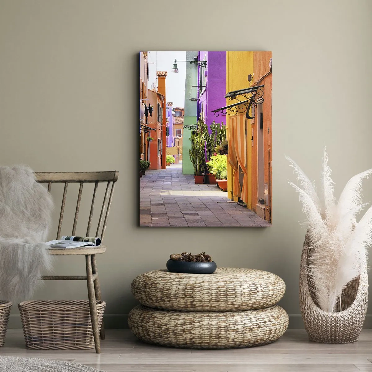 Impression sur toile - Image sur toile - Une rue colorée avec des immeubles aux tons clairs - 80x120cm - Allée arc-en-ciel - Décoration murale moderne pour le salon et la chambre ARTTOR