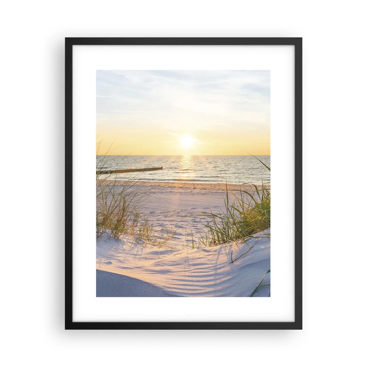 Affiche dans un cadre noir - Poster - Le bruit de la mer, le chant des oiseaux, une plage sauvage parmi les herbes… - 40x50 cm