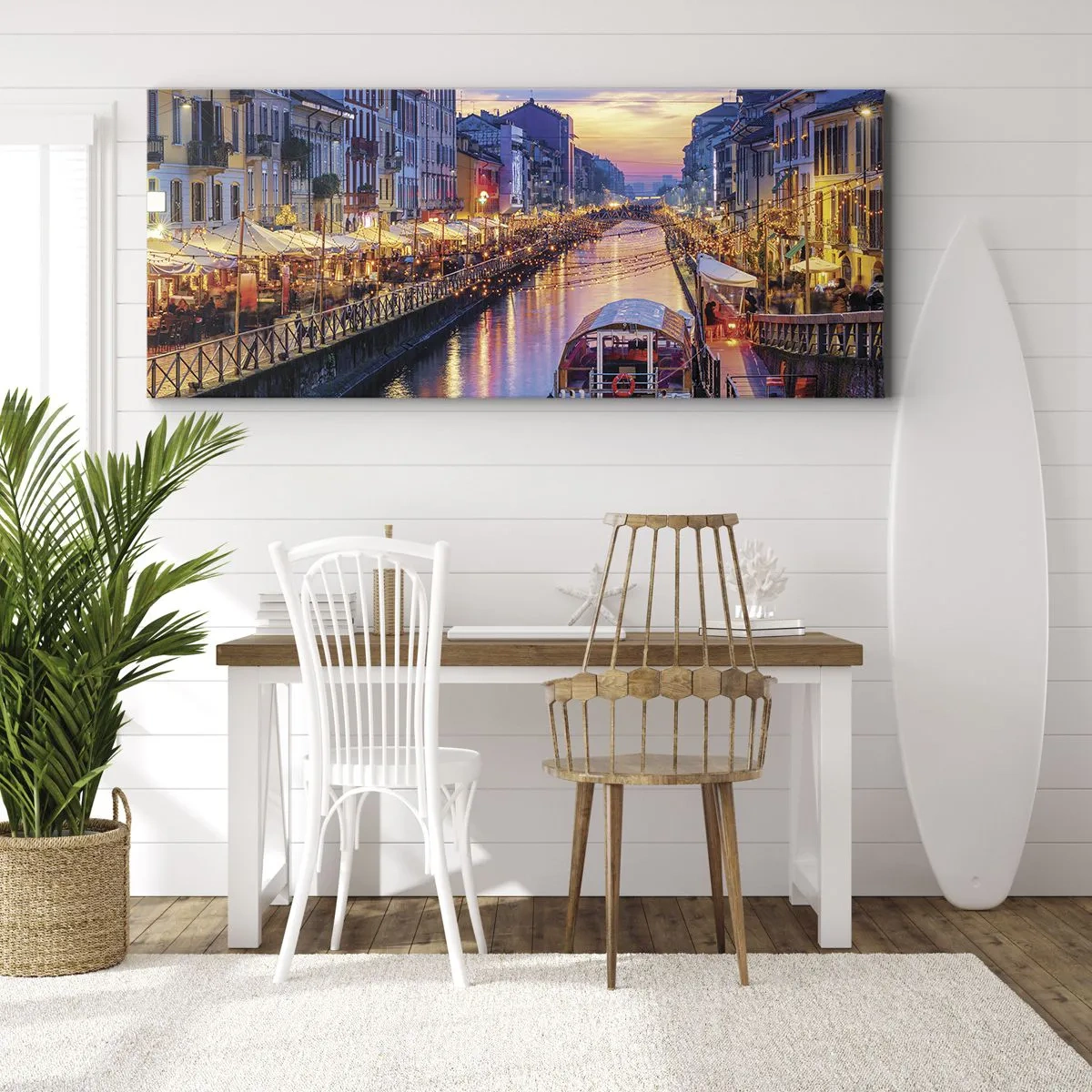 Impression sur toile - Image sur toile - Un canal éclairé entouré de bâtiments colorés - 160x50cm - Soirée de lumière et de jeu - Décoration murale moderne pour le salon et la chambre ARTTOR
