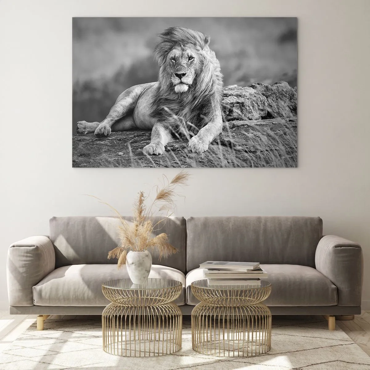 Impression sur verre - Image sur verre - Un lion reposant sur un rocher dans un paysage monochrome. - 100x70cm - Sieste royale - Décoration murale moderne pour le salon et la chambre ARTTOR