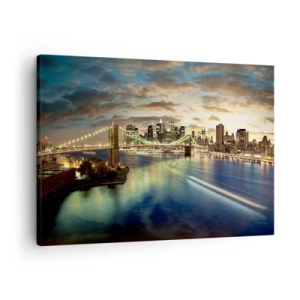 Impression sur toile - Image sur toile - Un pont illuminé avec la ville en arrière-plan, avec des lumières reflétées dans l'eau. - 70x50cm - Une soirée lumineuse sur Manhattan - Décoration murale moderne pour le salon et la chambre ARTTOR