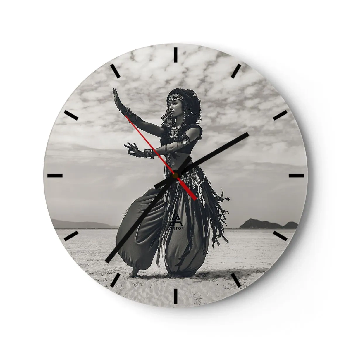 Horloge murale - Pendule murale - Photographie en noir et blanc d'une femme dansant sur la plage - 30x30cm - Danse des îles du sud - Décoration murale moderne pour le salon, la cuisine et la chambre ARTTOR