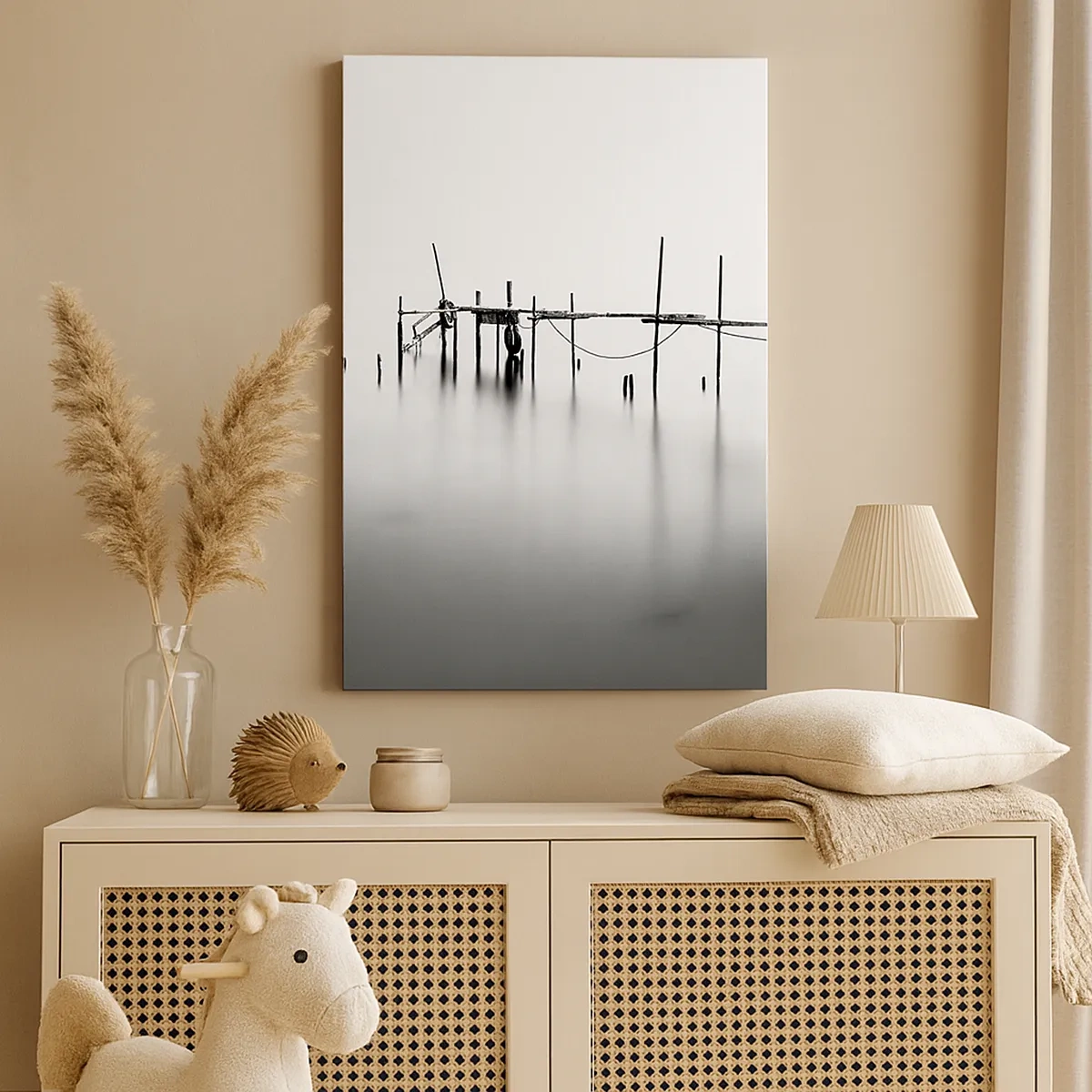 Impression sur toile - Image sur toile - Une jetée noire et blanche immergée dans un paysage brumeux - 50x70cm - Et s'il n'y avait pas de monde ? - Décoration murale moderne pour le salon et la chambre ARTTOR
